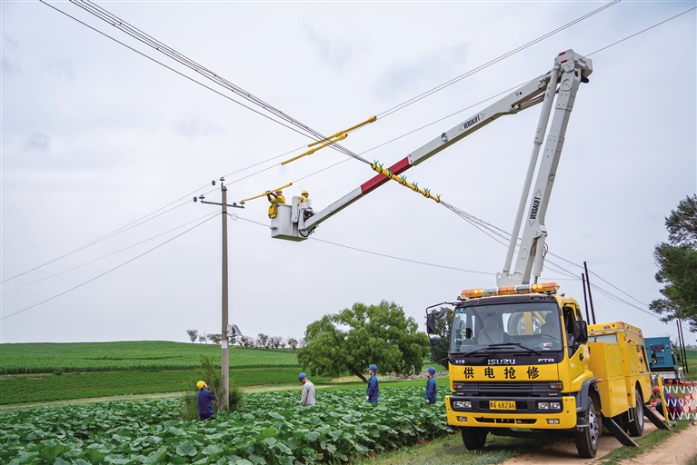 帶電作業(yè)搶修    保障農(nóng)灌用電