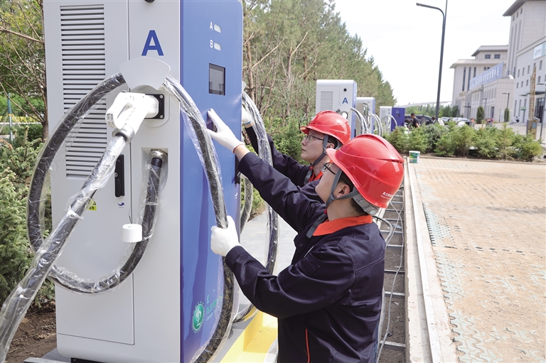 工作人員檢查充電站供電線路