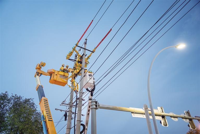帶電作業(yè)消缺讓居民安心過暖冬